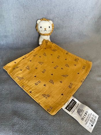 Doudou plat lion beige mouchoir lange jaune moutarde Maisons Du Monde