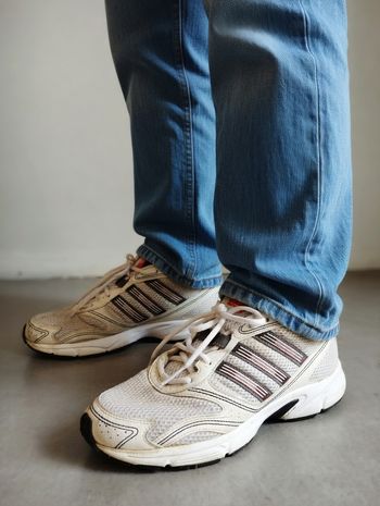 Basket blanche  Taille 40 Adidas (tachées mais semelle très bon état)