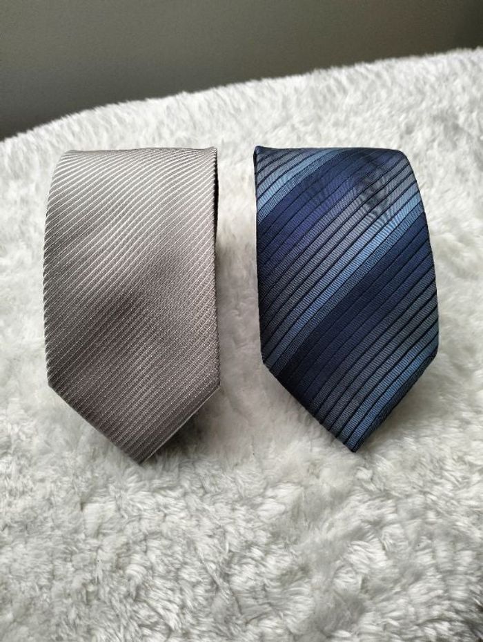 Lot de deux cravates.