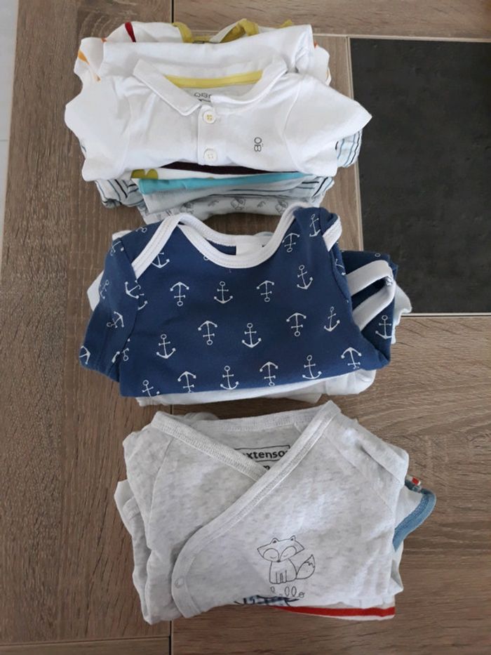 Lot de 15 bodies taille 1 mois