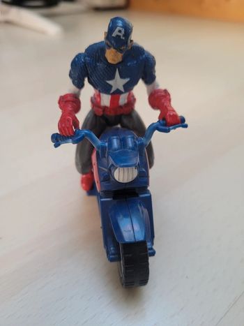 mini captain america Hasbro et moto