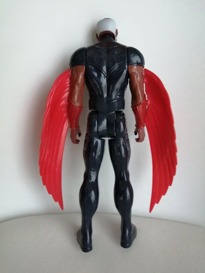 Figurine  Marvel's Falcon 30 cm - photo numéro 2