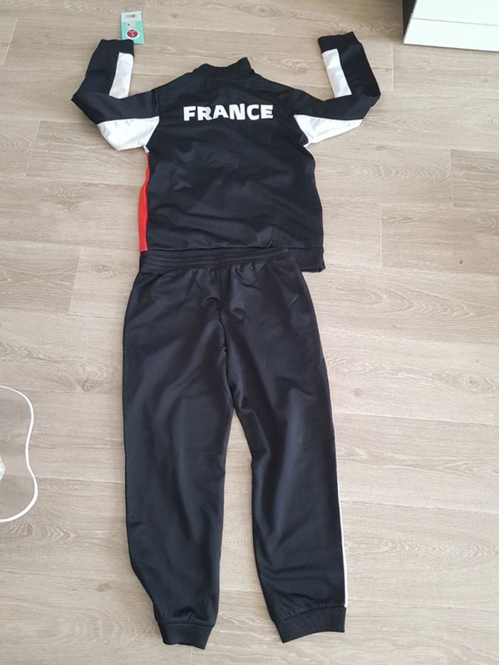 Ensemble survêtement de sport taille 8 ans neuf - photo numéro 9