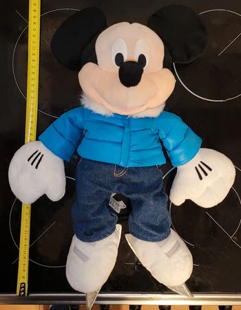 Peluche Walt Disney Mickey Mouse Noël Disney Store 2011 patins manteau bleu 45 cm
