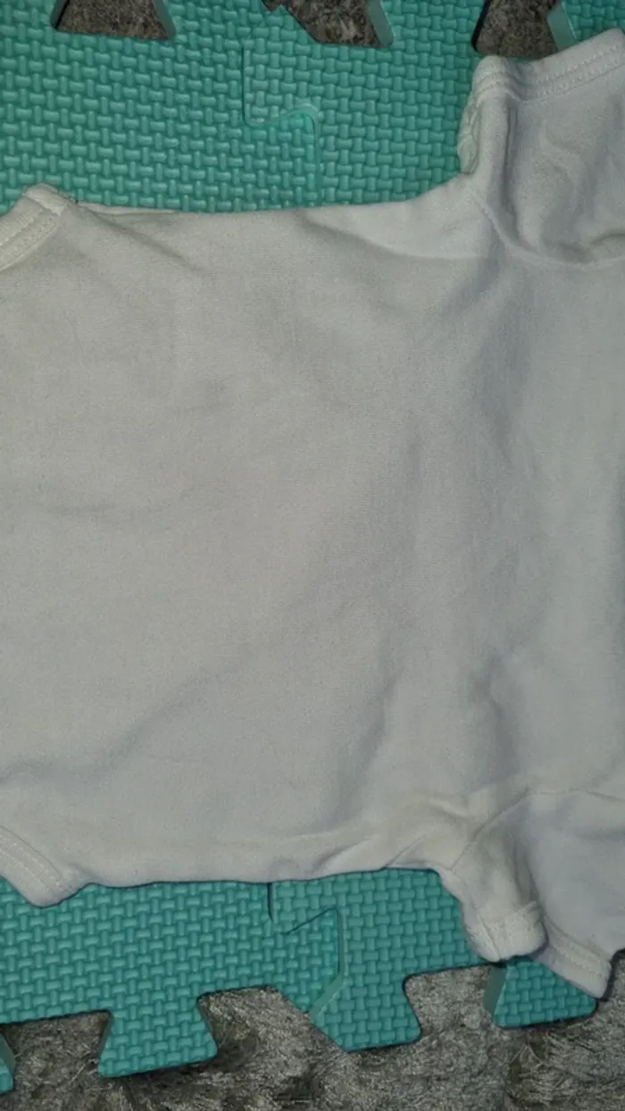 Body manche courte 0/1 mois en bon état - photo numéro 7