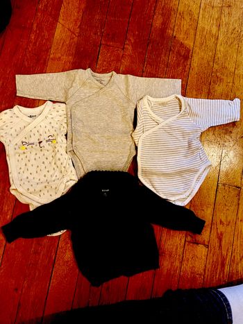 3 bodies et un gilet en mail bleu