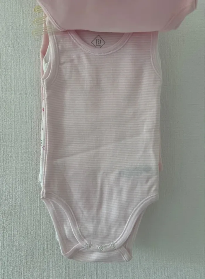 Lot 4 bodies à bretelle - taille 6 mois 🌸 - photo numéro 2
