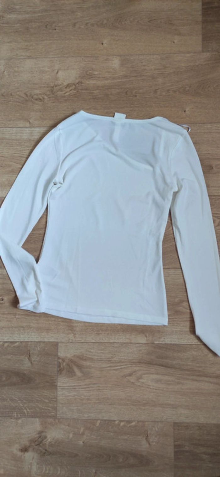 Tee shirt manches longues blanc avec décolleté asymétrique - photo numéro 3