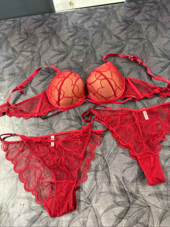 Ensemble rouge gorge neuf 100B/42