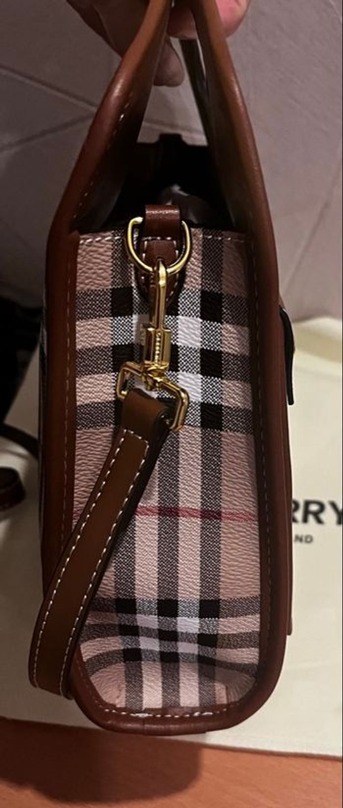 Sac tendance burberry chic  en excellent état - photo numéro 6