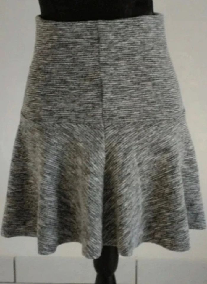 Jupe patineuse grise et noire Kiabi taille 14 ans/XS - photo numéro 2