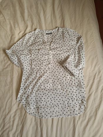 Blouse crème avec petits coeurs noirs