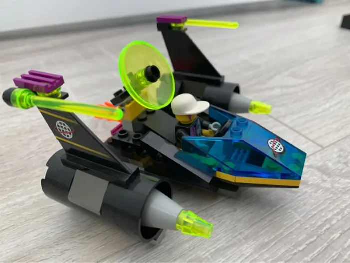 Lego 6772  Le croiseur du Team Alpha - photo numéro 2