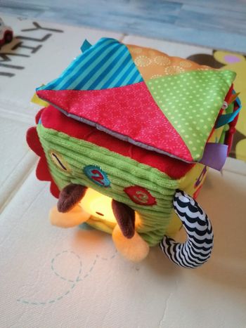 Cube d'activités en tissu