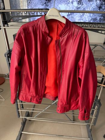 Veste en cuir rouge