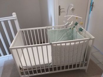 Lit à barreaux +contour de lit+matelas +mobile