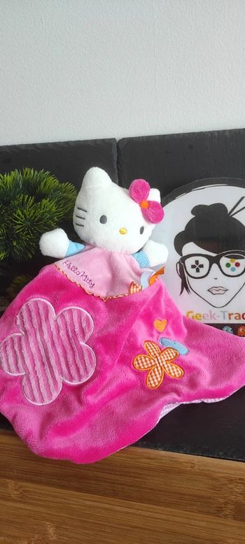 Doudou chat Hello Kitty rose fleurs coeurs rubans carreau vichy blanc jemini santorio robe