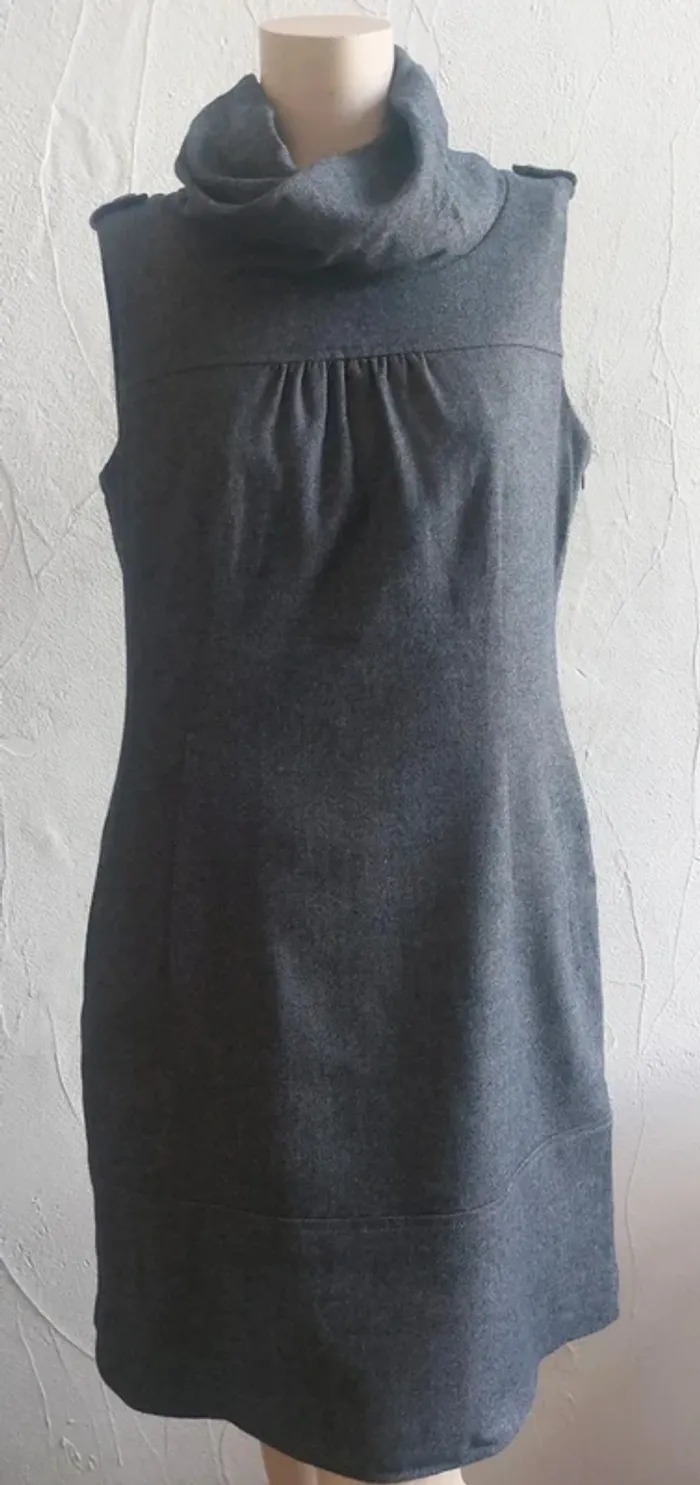 Robe grise élégante à col roulé Taille 38
