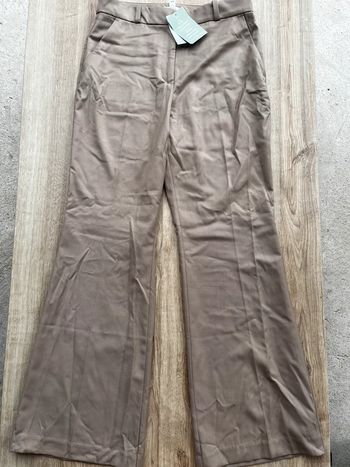 Pantalon tailleur beige jambes évasées