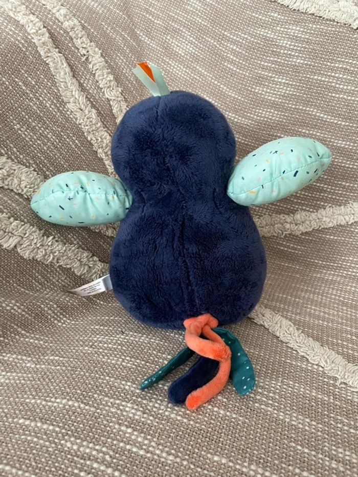 Peluche doudou d’activité 26cm Kaloo Alban le toucan bleu et orange très bon état - photo numéro 3