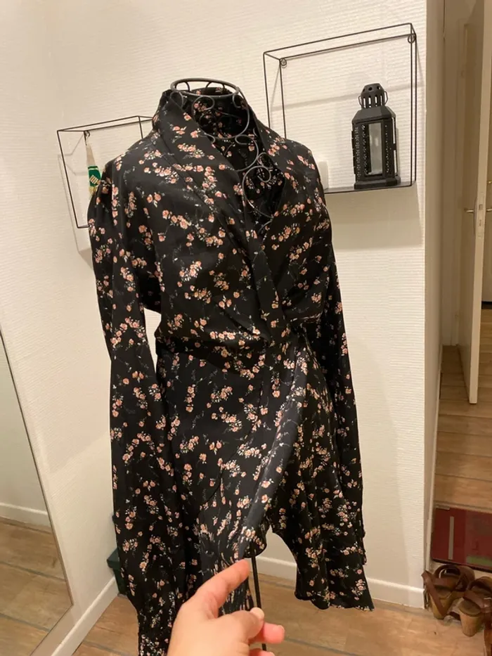 Robe courte portefeuille avec petites fleurs - photo numéro 2