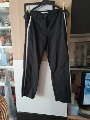 Pantalon noir rayure blanche côté