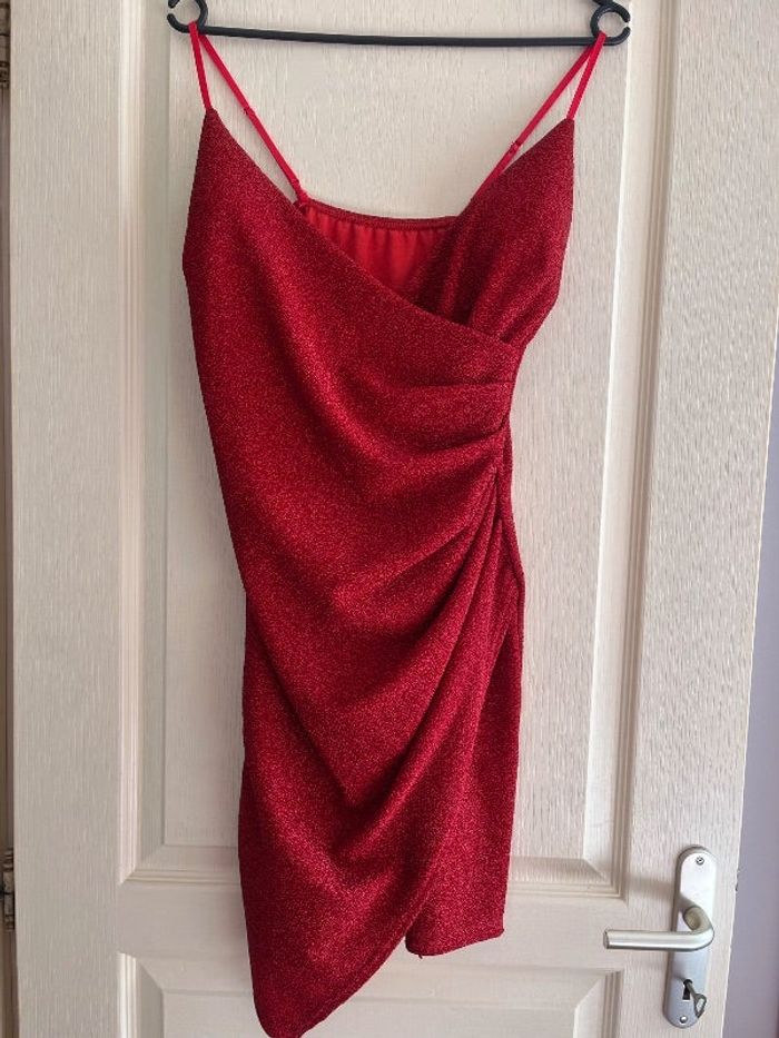 Robe rouge brillante pailletée
