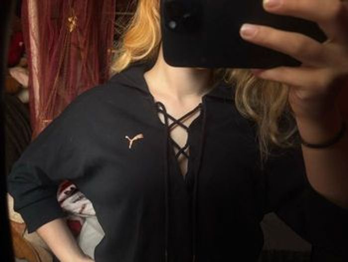 Sweat à capuche Puma noir - Détails lacets et logo doré - photo numéro 3