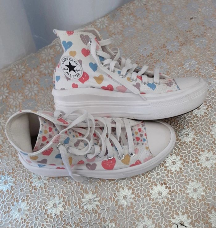 Baskets Converse All Star Chuck Taylor coloris blanc imprimées cœurs taille 36 en très bon état - photo numéro 6