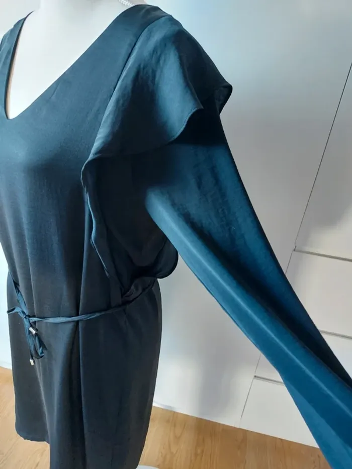 Jolie robe satinée noire - photo numéro 3