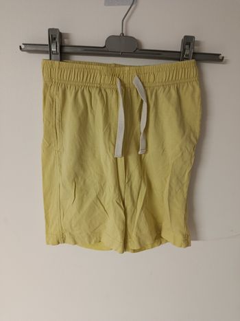 Short jaune