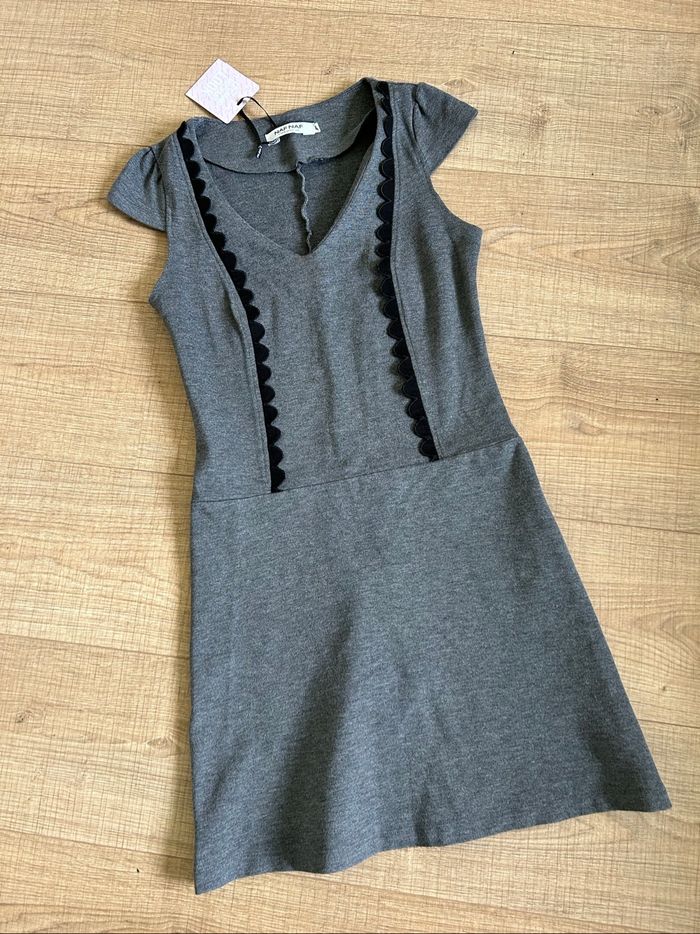 Robe grise et noire neuve à manches courtes Naf Naf taille XS - photo numéro 7