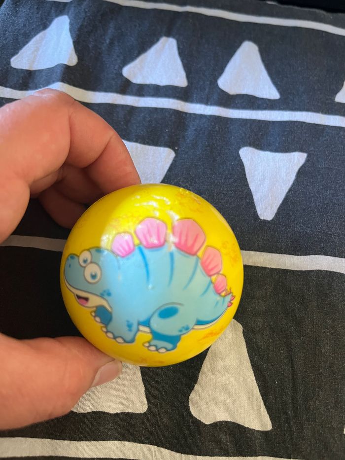 Petite balle en mousse dinosaure