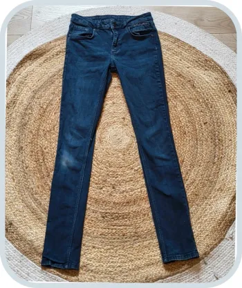 Jean slim bleu foncé McDonald's – Taille 36 – Bon état
- Femme
