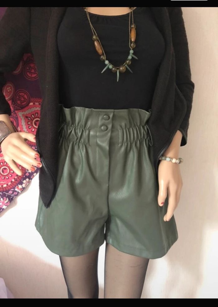 Synthetic Leather short/ Short similicuir vert vintage - photo numéro 3