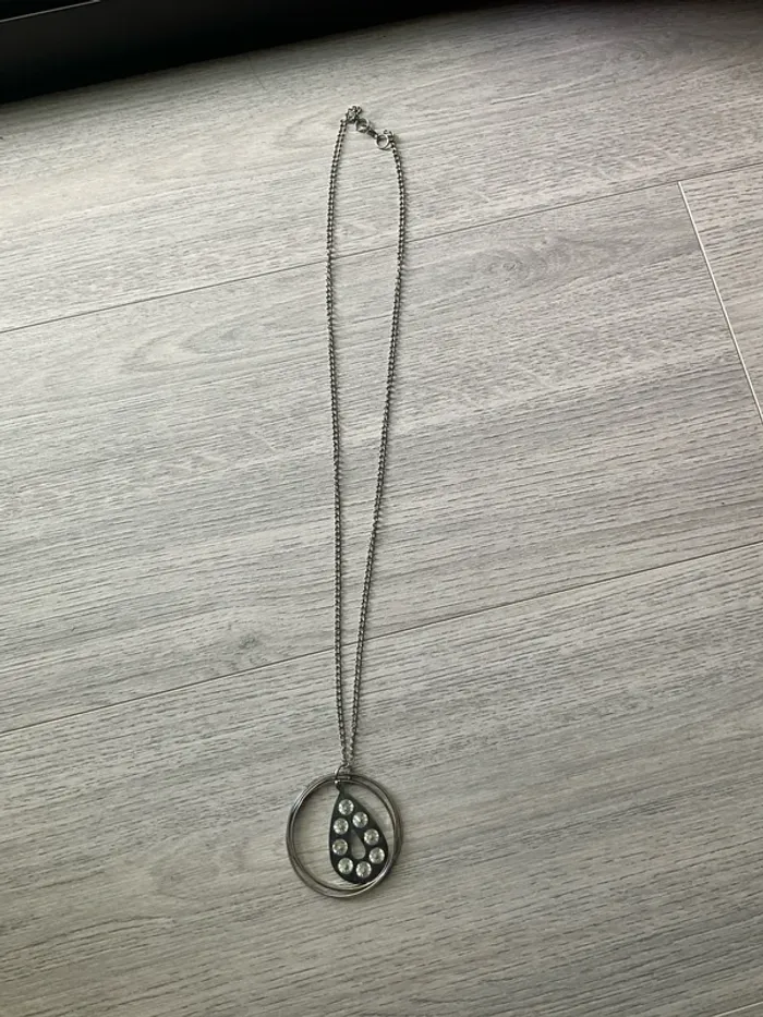 Collier 3 anneaux et gouttes avec strass