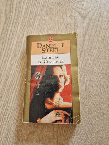Livre Danielle Steel "L'anneau de Cassandra"
