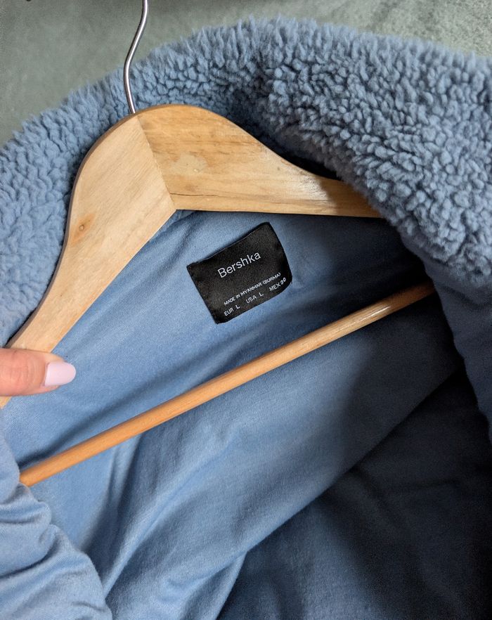 Blouson court cropped teddy doudoune fausse fourrure style sherpa bleu ciel cosy chaud tendance hiver Bershka Taille 40 L 
Très bon état - photo numéro 8