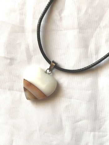 Collier Pendentif Cœur Blanc Haut Rayures Horizontales Marrons Bas Amour Bijou Fantaisie Femmes