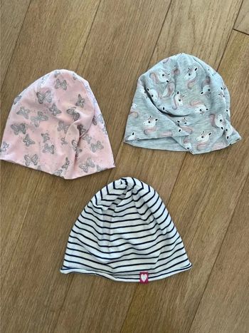 Vend lot de 3 bonnets fin fille 52cm très bon état