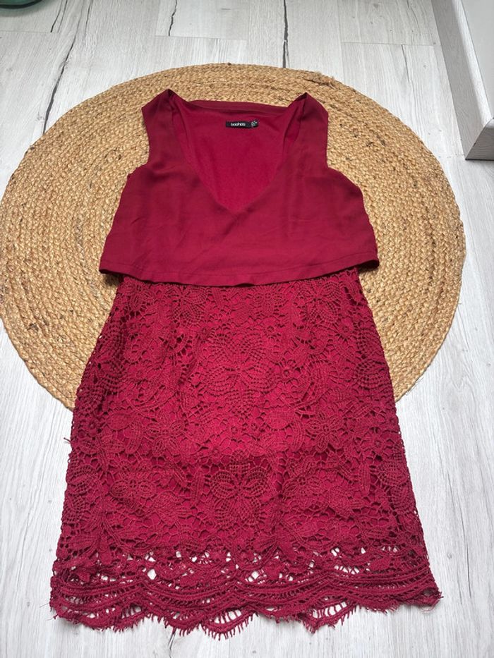 Robe rouge bordeaux dentelle broderie