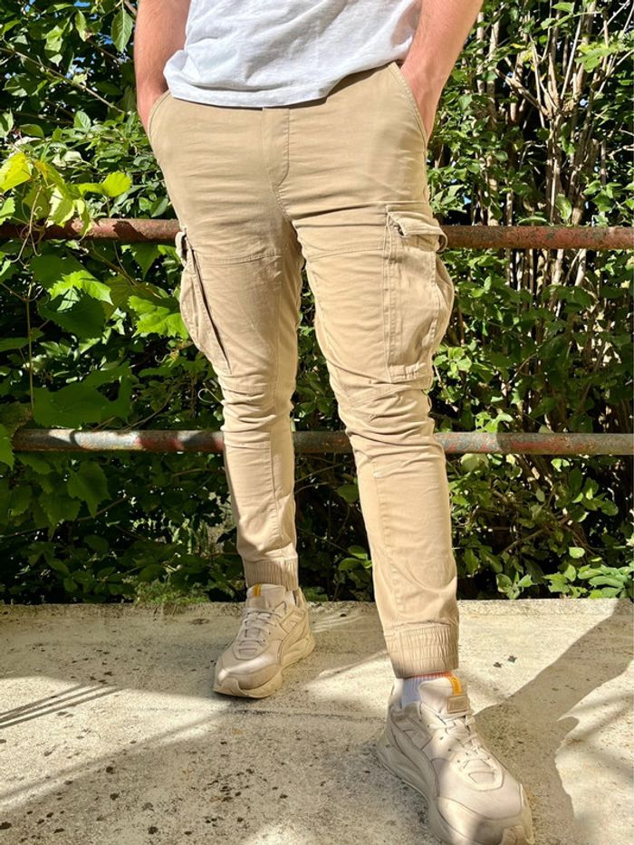 Cargo beige plusieurs poches