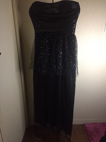 robe de soirée en tulle ornée de strass et sequins