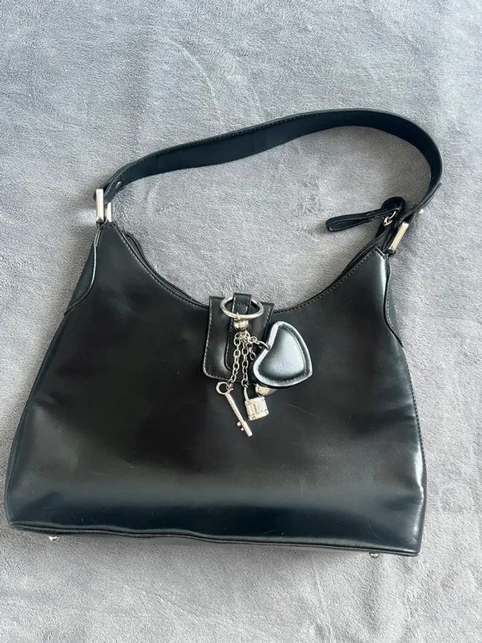 Sac Y2K vintage noir verni à breloques – style 2000s