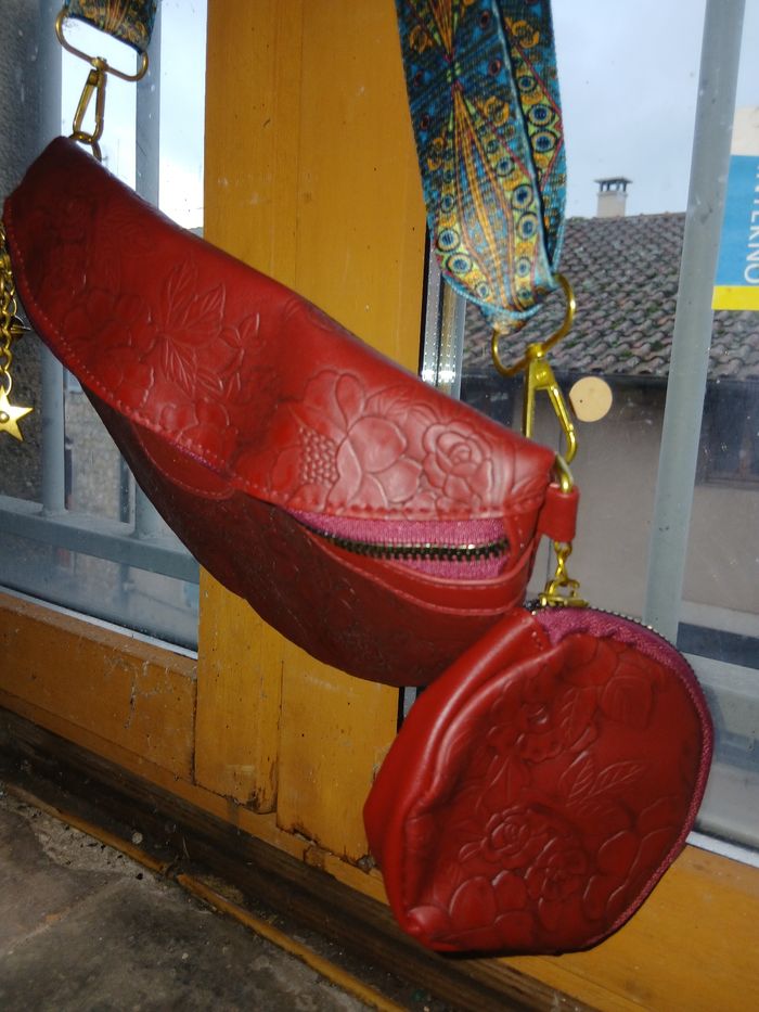 Magnifique banane avec porte monnaie bordeaux - photo numéro 2