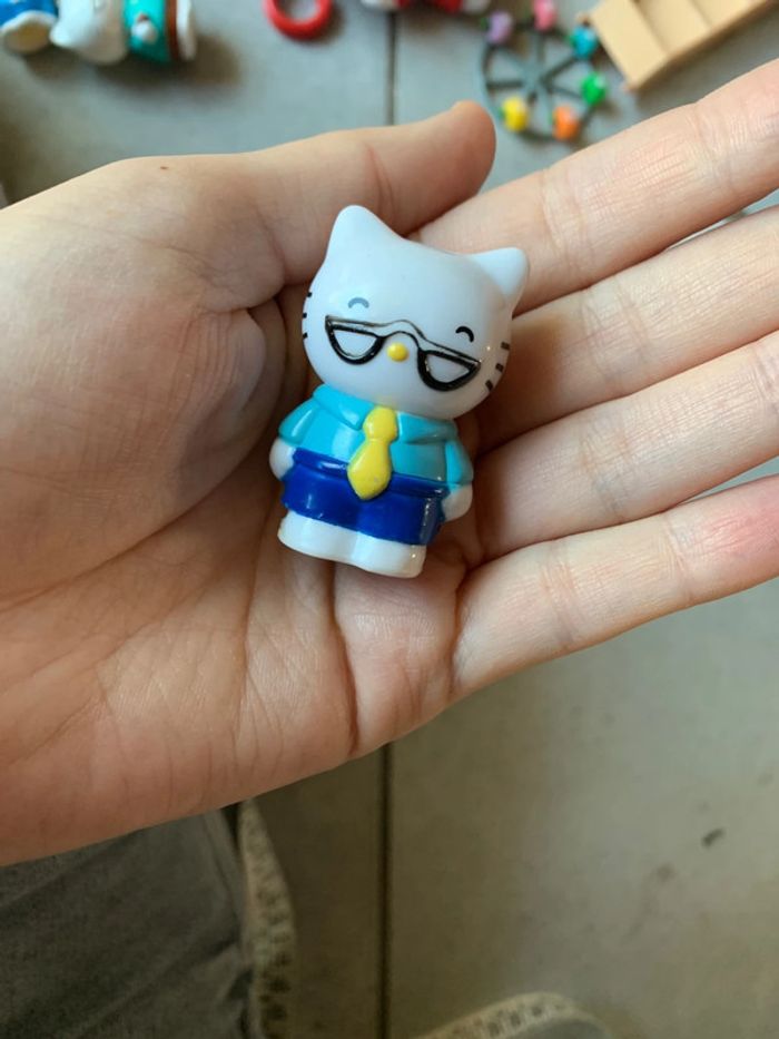Jouet miniature figurine hello kitty garçon lunette 2009 - photo numéro 4