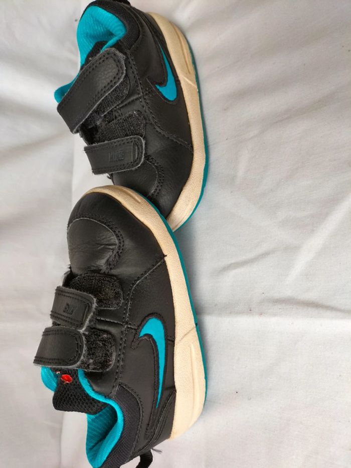 Chaussures Nike taille 22 - photo numéro 3