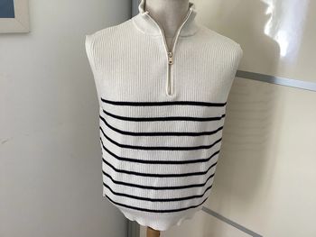 Pull «  maison 123 » taille L, col camionneur sans manches beaucoup de charme