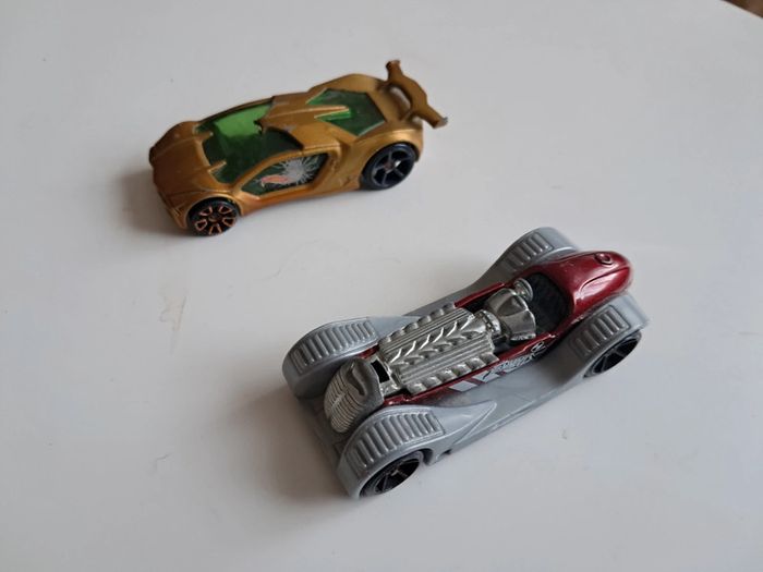 2 voitures Hot-Wheels