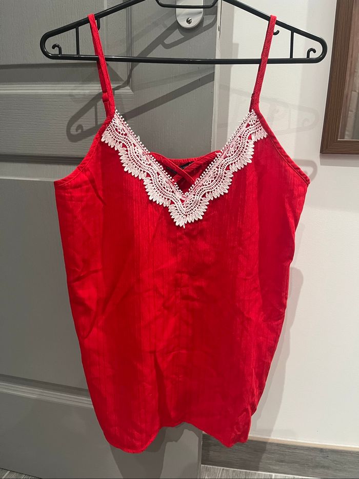 Débardeur rouge et blanc